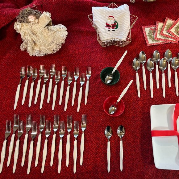 ✨ Rare White CUTCO 36-Piece Flatware Set ✨ - Picture 1 of 1